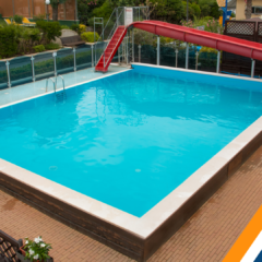spiaggia con piscina