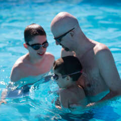 famiglia in piscina a cattolica