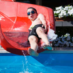 piscina con scivolo in spiaggia